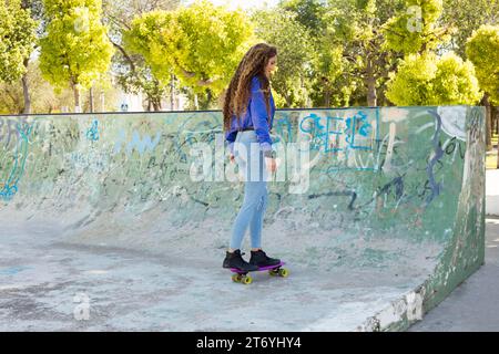 Jeune femme urbaine patinant Banque D'Images