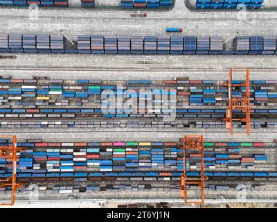 CHONGQING, CHINE - le 11 NOVEMBRE 2023 - les trains sont chargés au centre logistique international de Chongqing, dans le sud-ouest de la Chine, le 11 novembre 2023. Banque D'Images