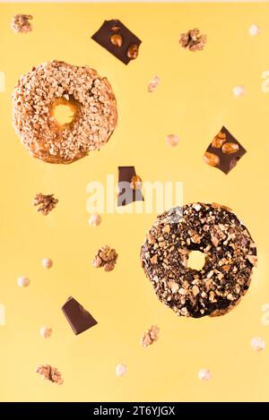 Gros plan des biscuits au chocolat avec des noix Banque D'Images