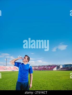 Joueur de football de boire Banque D'Images