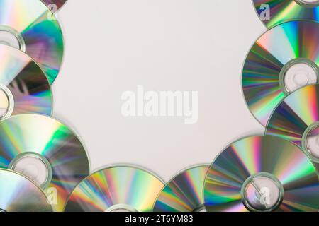 De nombreux disques compacts avec fond blanc de texte d'espace Banque D'Images