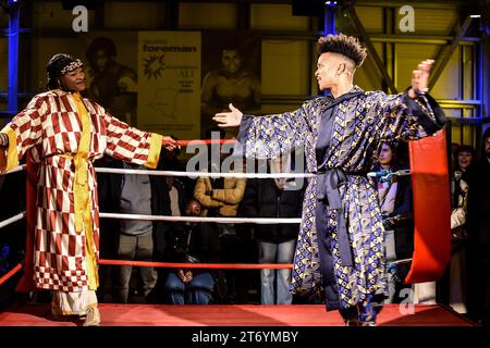 Rumble in the Jungle est une reconstitution théâtrale immersive de l’affrontement de Muhammad Ali et George Foreman en 1974 au Zaïre. Rematch a transformé le Dock X. Banque D'Images