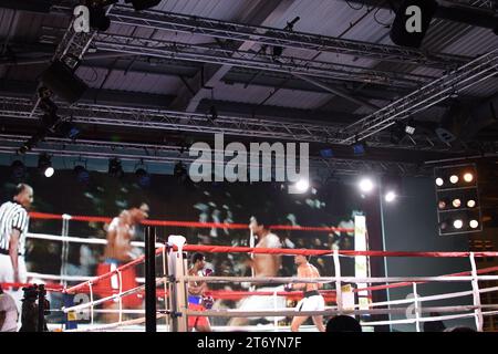 Rumble in the Jungle est une reconstitution théâtrale immersive de l’affrontement de Muhammad Ali et George Foreman en 1974 au Zaïre. Rematch a transformé le Dock X. Banque D'Images