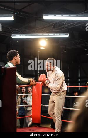 Rumble in the Jungle est une reconstitution théâtrale immersive de l’affrontement de Muhammad Ali et George Foreman en 1974 au Zaïre. Rematch a transformé le Dock X. Banque D'Images