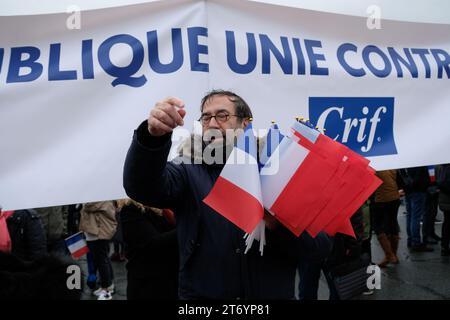 Les français Unis contre l'antisémitisme ont défilé dans Paris, sauf pour les partis politiques. Le RN de Marine le Pen fermait la marche Banque D'Images