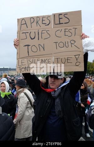 Les français Unis contre l'antisémitisme ont défilé dans Paris, sauf pour les partis politiques. Le RN de Marine le Pen fermait la marche Banque D'Images