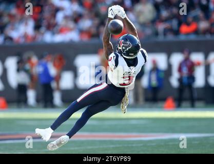 Cincinnati, États-Unis. 12 novembre 2023. Le receveur de Huston Texans Tank Dell (3 ans) ne peut pas faire la capture contre les Bengals de Cincinnati lors de la première moitié du match au Paycor Stadium le dimanche 12 novembre 2023 à Cincinnati. Ohio. Photo de John Sommers II/UPI crédit : UPI/Alamy Live News Banque D'Images