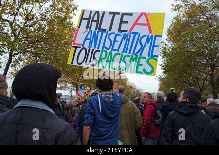 Les français Unis contre l'antisémitisme ont défilé dans Paris, sauf pour les partis politiques. Le RN de Marine le Pen fermait la marche Banque D'Images