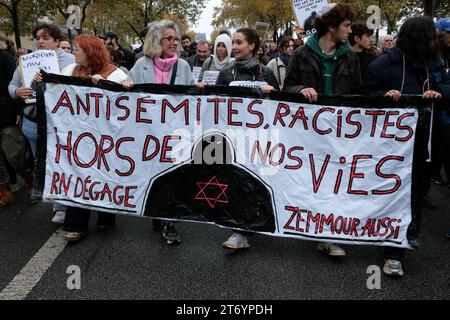 Les français Unis contre l'antisémitisme ont défilé dans Paris, sauf pour les partis politiques. Le RN de Marine le Pen fermait la marche Banque D'Images