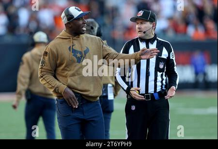 Cincinnati, États-Unis. 12 novembre 2023. L'entraîneur-chef des Texans de Houston, DeMeco Ryans, réagit à un appel de l'officiel lors de la seconde moitié du match contre les Bengals de Cincinnati au Paycor Stadium le dimanche 12 novembre 2023 à Cincinnati. Ohio. Photo de John Sommers II/UPI crédit : UPI/Alamy Live News Banque D'Images