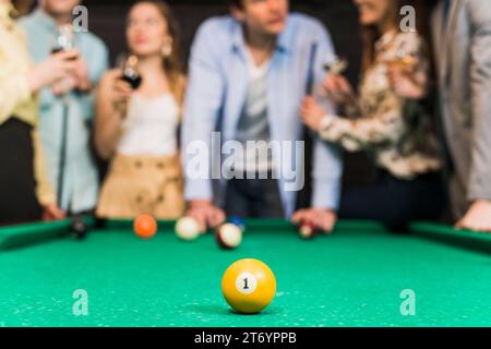 Gros plan boule de billard jaune avec une table de snooker à numéro unique Banque D'Images