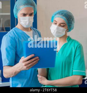 Des infirmières à angle élevé au travail Banque D'Images