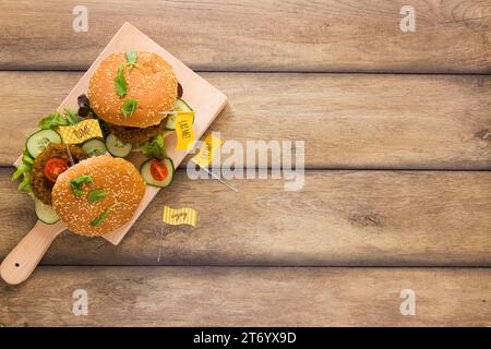 Planche en bois vegan burgers avec espace de copie Banque D'Images