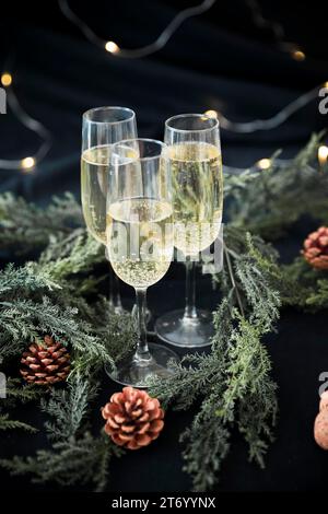 Verres à champagne avec table de branches vertes Banque D'Images