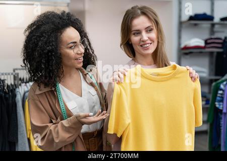 Femme Personal shopper aidant cutomer Banque D'Images