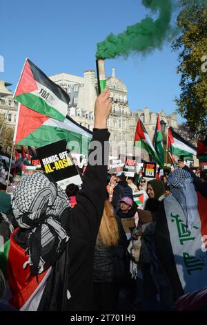 La manifestation pro-palestinienne le jour de l'Armistice 11 novembre 2023 dans le centre de Londres. Banque D'Images