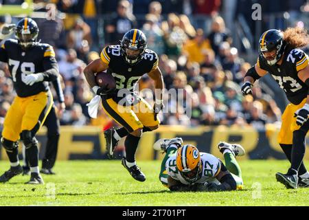 Pittsburgh, Pennsylvanie, États-Unis. 12 novembre 2023, Hookstown, Pennsylvanie, États-Unis : le running back des Steelers de Pittsburgh, JAYLEN WARREN (30) se sépare d'une tentative de tackle du joueur défensif KENNY CLARK (97) des Green Bay Packers lors d'un match de football NFL entre les Steelers de Pittsburgh et les Packers de Green Bay au stade Acrise de Pittsburgh, Pennsylvanie. (Image de crédit : © Brent Gudenschwager/ZUMA Press Wire) USAGE ÉDITORIAL SEULEMENT! Non destiné à UN USAGE commercial ! Crédit : ZUMA Press, Inc./Alamy Live News Banque D'Images