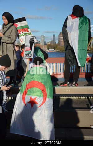 La manifestation pro-palestinienne le jour de l'Armistice 11 novembre 2023 dans le centre de Londres. Banque D'Images