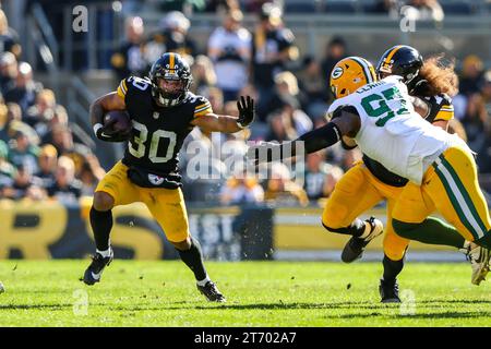 Pittsburgh, Pennsylvanie, États-Unis. 12 novembre 2023, Hookstown, Pennsylvanie, États-Unis : le running back des Steelers de Pittsburgh JAYLEN WARREN (30) tente un bras raide sur le joueur défensif KENNY CLARK (97) des Green Bay Packers lors du match de football NFL entre les Steelers de Pittsburgh et les Green Bay Packers au stade Arisure de Pittsburgh, Pennsylvanie. (Image de crédit : © Brent Gudenschwager/ZUMA Press Wire) USAGE ÉDITORIAL SEULEMENT! Non destiné à UN USAGE commercial ! Crédit : ZUMA Press, Inc./Alamy Live News Banque D'Images