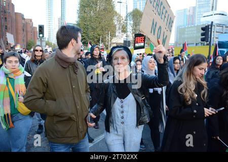 La manifestation pro-palestinienne le jour de l'Armistice 11 novembre 2023 dans le centre de Londres. Banque D'Images