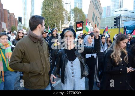 La manifestation pro-palestinienne le jour de l'Armistice 11 novembre 2023 dans le centre de Londres. Banque D'Images