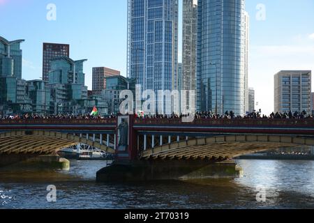 La manifestation pro-palestinienne le jour de l'Armistice 11 novembre 2023 dans le centre de Londres. Banque D'Images