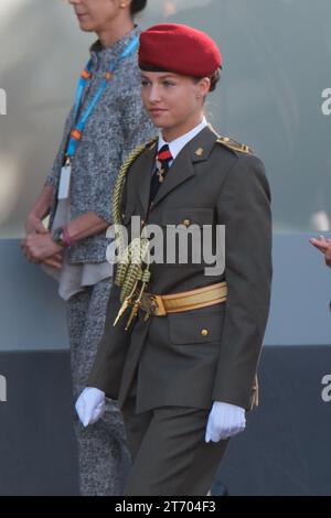 La reine Letizia d'Espagne , le roi Felipe VI d'Espagne et la princesse Leonor d'Espagne assistent au défilé militaire de la fête nationale sur la plaza de Neptuno de le 12 octobre 2023 à Madrid, Espagne. Avec la participation des artistes : Princess Leonor of Spain où : Madrid, Spain quand : 12 Oct 2023 crédit : Oscar Gonzalez/WENN Banque D'Images