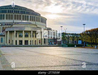 Wroclaw, Pologne - 10 novembre 2023 : Hala Stulecia ou Centenaire Hall - site historique du patrimoine mondial de l'UNESCO Banque D'Images