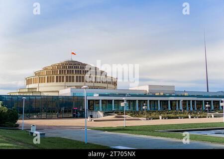 Wroclaw, Pologne - 10 novembre 2023 : Hala Stulecia ou Centenaire Hall - site historique du patrimoine mondial de l'UNESCO Banque D'Images