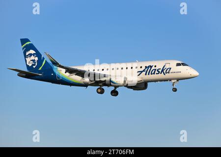 Everett, WA, États-Unis - 11 novembre 2023 ; Alaska Airlines Horizon Embraer E175LR en approche finale pour atterrir Banque D'Images