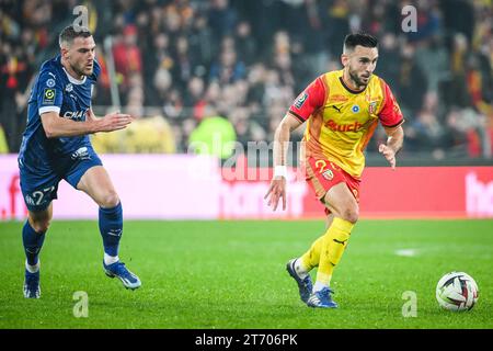 Jordan VERETOUT de Marseille et Adrien THOMASSON de Lens lors du match de championnat de France de Ligue 1 entre le RC Lens et l'Olympique de Marseille le 12 novembre 2023 au stade Bollaert-Delelis de Lens, France - photo Matthieu Mirville / DPPI Banque D'Images