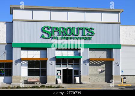 Seattle - 8 novembre 2023 ; façade de l'épicerie Sprouts Farmers Market avec signalisation en couleur de marque Banque D'Images