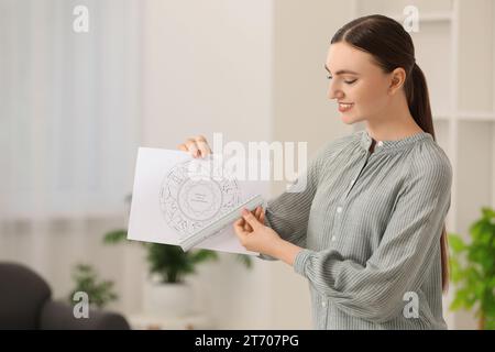 Astrologue utilisant la roue du zodiaque pour la prévision du destin à l'intérieur. Dire la fortune Banque D'Images