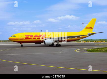 27 avril 2023 Autriche, vie Vienne en préparation du départ de l'aéroport de Vienne vie Autriche chez DHL Airbus A300-600F. Banque D'Images