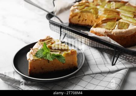 Tarte à la rhubarbe fraîchement cuite sur une table en marbre blanc Banque D'Images