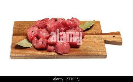 Morceaux de bœuf cru, feuilles de Laurier et grains de poivre isolés sur blanc Banque D'Images