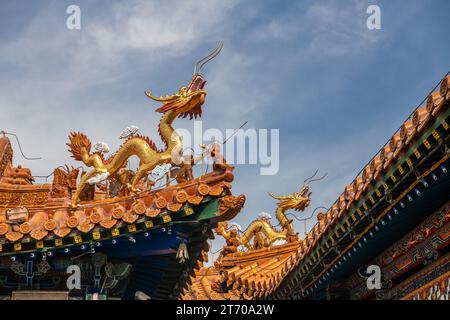 28.09.2021. HOHHOT, CHINE : les décorations des dragons sur le toit du temple Da Zhao ou Wuliang, un monastère bouddhiste tibétain de l'ordre Gelugpa à Hohh Banque D'Images