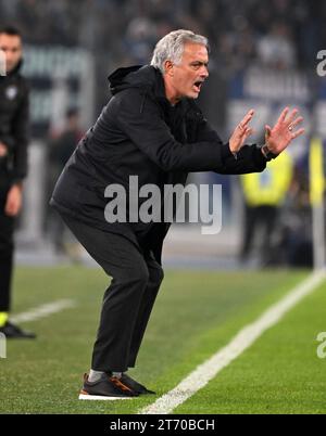 (231113) -- ROME, 13 nov. 2023 (Xinhua) -- José Mourinho, entraîneur-chef de Roma, fait des gestes lors d'un match de football Serie A entre Lazio et Roma à Rome, Italie, le 12 novembre 2023. (Photo Alberto Lingria/Xinhua) Banque D'Images