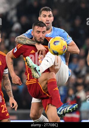 (231113) -- ROME, 13 nov. 2023 (Xinhua) -- Bryan Cristante (devant) de Roma défie Alessio Romagnoli de Lazio lors d'un match de football Serie A entre Lazio et Roma à Rome, Italie, le 12 novembre 2023. (Photo Alberto Lingria/Xinhua) Banque D'Images