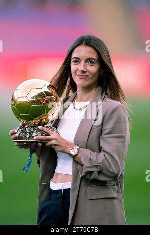 (231113) -- BARCELONE, 13 nov. 2023 (Xinhua) -- la joueuse du FC Barcelone Aitana Bonmati pose avec son trophée ballon d'Or féminin avant un match de football de la Liga entre le FC Barcelone et le Deportivo Alaves à Barcelone, Espagne, le 12 novembre 2023. (Photo de Joan Gosa/Xinhua) Banque D'Images