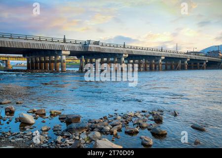 Kyoto, Japon - avril 1 2023 : le pont Uji traverse la rivière Uji a été construit en 646 considéré comme l'un des trois plus anciens ponts de tout le Japon Banque D'Images