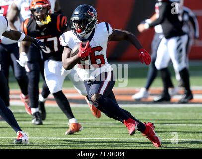 Cincinnati, États-Unis. 12 novembre 2023. Les Texans de Houston Running back Devin Singletary (26) se libèrent de la défense des Bengals de Cincinnati lors de la première mi-temps au Paycor Stadium le dimanche 12 novembre 2023 à Cincinnati. Ohio. Photo de John Sommers II/UPI crédit : UPI/Alamy Live News Banque D'Images