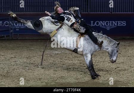 (231113) -- TORONTO, 13 nov. 2023 (Xinhua) -- Cruz McNulty participe à la compétition Bareback Broncos de la section Rodéo au Royal Horse Show 2023 à Toronto, Canada, le 12 novembre 2023. (Photo de Zou Zheng/Xinhua) Banque D'Images