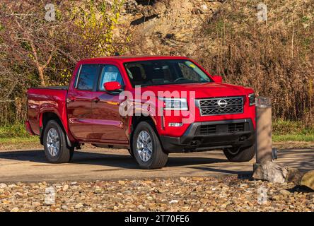 Une camionnette Nissan quatre portes neuve rouge à vendre chez un concessionnaire à Wilkins Township, Pennsylvanie, États-Unis Banque D'Images