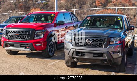 Deux camionnettes Nissan à vendre chez un concessionnaire à Wilkins Township, Pennsylvanie, États-Unis Banque D'Images