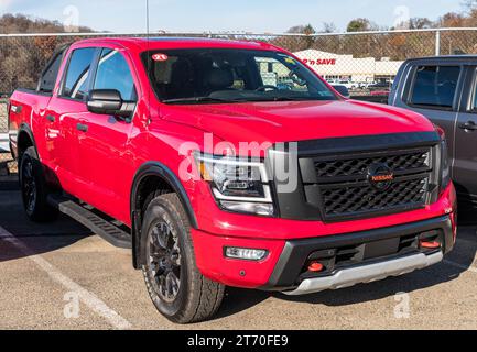 Camionnette Nissan quatre portes rouge d'occasion à vendre chez un concessionnaire à Wilkins Township, Pennsylvanie, États-Unis Banque D'Images