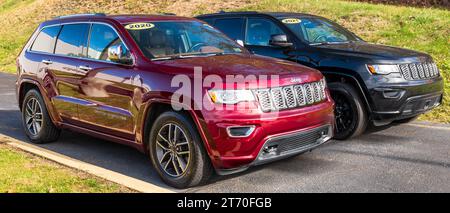 Deux différents vus Jeep Cherokee usagés à vendre chez un concessionnaire à Monroeville, Pennsylvanie, États-Unis Banque D'Images