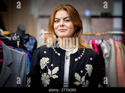 LA HAYE, PAYS-BAS - NOVEMBRE 12 : la comtesse Eloise van Oranje dans son pop-up store My Lima le 12 novembre 2023 à la Haye, pays-Bas. Eloise van Oranje a fondé son entreprise My Lima Lima qui vend des vêtements vintage et fait don des bénéfices à des œuvres caritatives. Eloise van Oranje ouvrira sa première boutique avec sa mère la princesse Laurentien en janvier 2024. Photo : Patrick van Katwijk Banque D'Images
