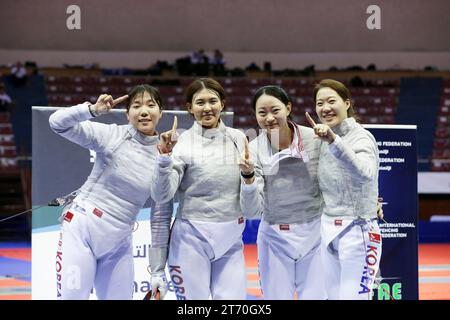 (231113) -- ALGER, 13 nov. 2023 (Xinhua) -- l'équipe de Corée du Sud célèbre après avoir remporté la finale du sabre féminin senior au tournoi d'escrime de la coupe du monde Sabre à Alger, Algérie, le 12 novembre 2023. (Xinhua) Banque D'Images