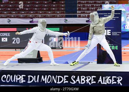 (231113) -- ALGER, 13 nov. 2023 (Xinhua) -- Jeon Hayoung (L), de Corée du Sud, affronte Caroline Queroli, de France, lors de la finale de sabre féminine senior à la coupe du monde d'escrime Sabre à Alger, Algérie, le 12 novembre 2023. (Xinhua) Banque D'Images